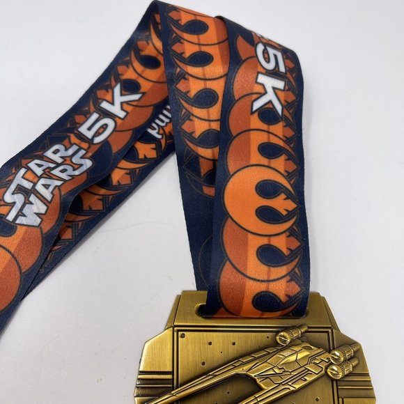 Disneyland Star Wars 5K Finisher Medal 2017 Gold RunDisney Collector’s Medal - Picture 4 of 5